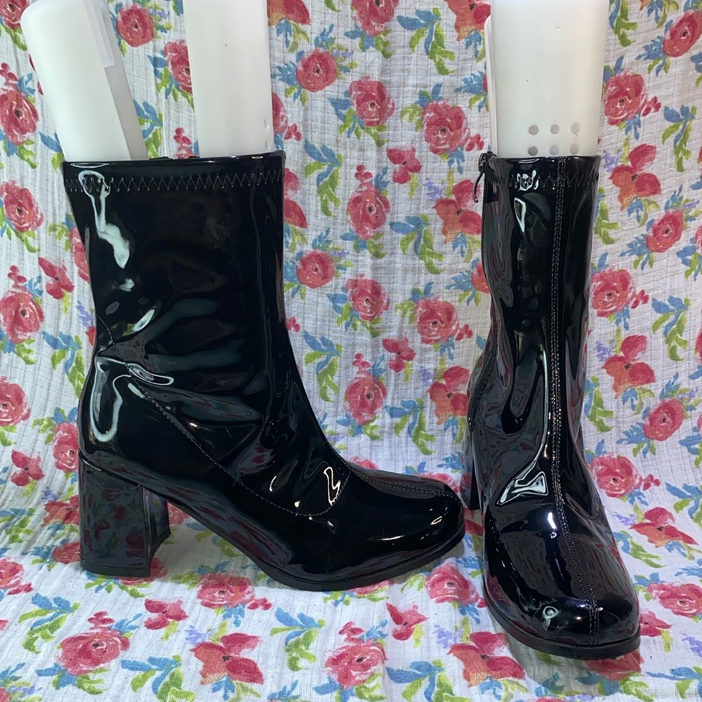 LIURUIJIA White knee high boots. With a chunky heel